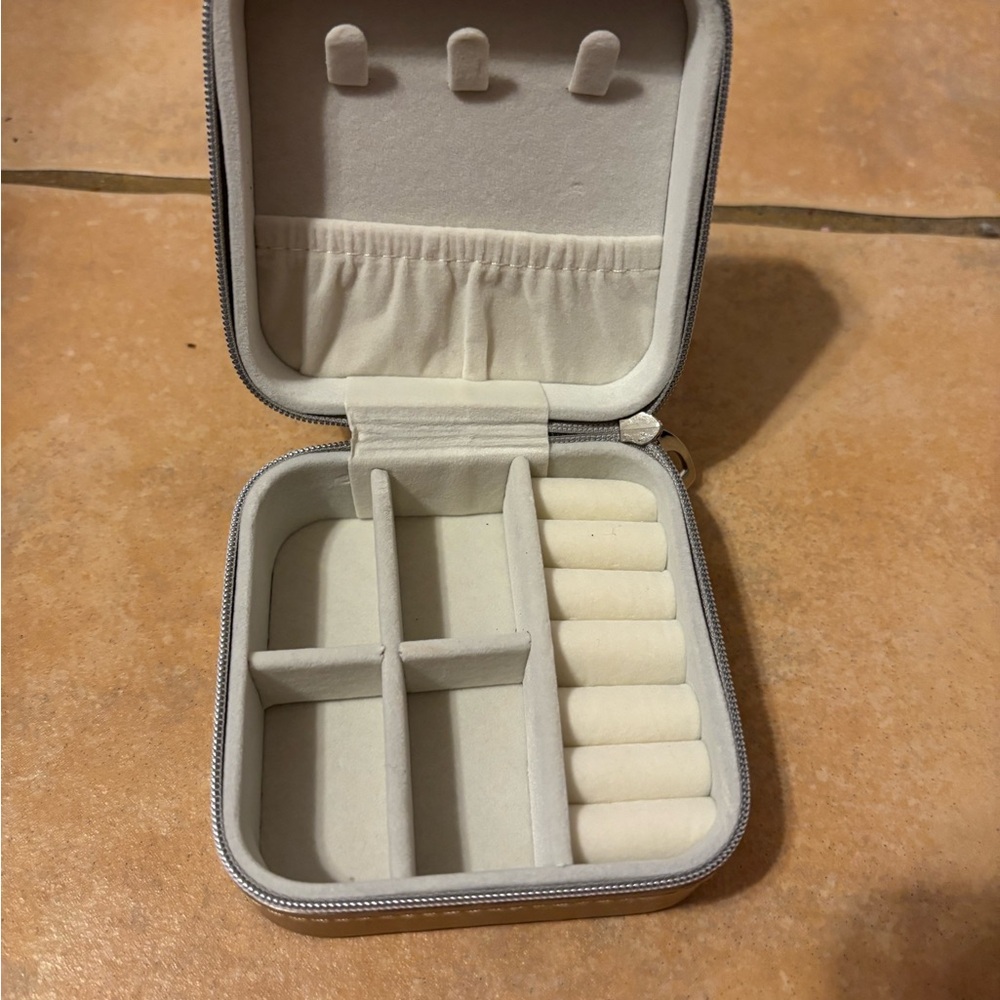 GUESS Gold Accessory Case - Picture 3 of 5
